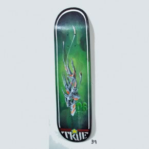 TRUE | Mixta sobre skateboard | 2006