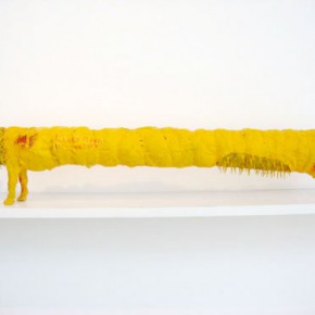 Oveja amarilla | Camilo Barboza | 2009 | Ensamblaje, pintura, hilo y clavos