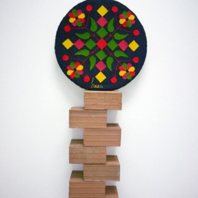 La geometría no es moderna | 2012 | Acuarela sobre papel | 40 x 30 cm | Escultura con tapiz Goajiro y bloques de arcilla | 184 x 78 x 20 cm