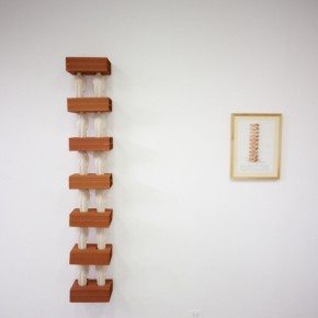 El objeto específico "Stacks" | 2012 | Acuarela sobre papel | 40 x 30 cm | Escultura de bloques de arcilla y cerámica | 185,5 x 30 x 20 cm