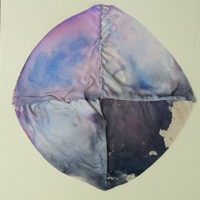 2. Circulo de pigmentos | 2012 | Satén, lona de algodón y lino, teñidos con tinta china azul de metileno y hematoxilina, sobre papel fabriano (220 gr) | 48 x 32 cm