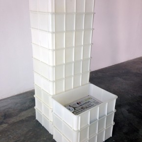 Caja feliz | 2013 | Envase de mermelada con etiquetas IXI e imagen de objeto + caja de plástico con objetos diversos + fotografía objeto | Caja: 14,3 x 34 x 47,2 cm | Fotografía: 70 x 100 cm