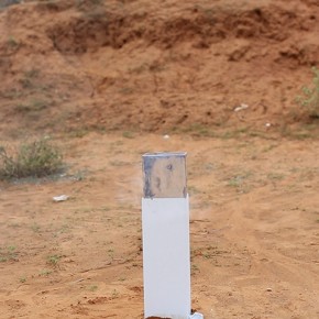 Escultura rápida proyectada | 2013 | 3 piezas de cemento blanco/polvo de mármol, madera, aluminio naval, vídeo de un solo canal | 25 x 25 x 25 cm c/u