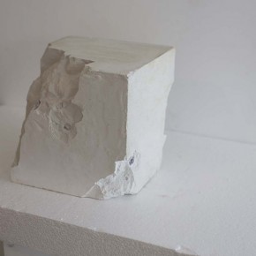 Escultura rápida proyectada | 2013 | 3 piezas de cemento blanco/polvo de mármol, madera, aluminio naval, vídeo de un solo canal | 25 x 25 x 25 cm c/u