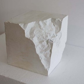 Escultura rápida proyectada | 2013 | 3 piezas de cemento blanco/polvo de mármol, madera, aluminio naval, vídeo de un solo canal | 25 x 25 x 25 cm c/u