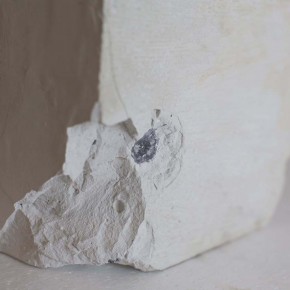 Escultura rápida proyectada | 2013 | 3 piezas de cemento blanco/polvo de mármol, madera, aluminio naval, vídeo de un solo canal | 25 x 25 x 25 cm c/u
