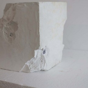 Escultura rápida proyectada | 2013 | 3 piezas de cemento blanco/polvo de mármol, madera, aluminio naval, vídeo de un solo canal | 25 x 25 x 25 cm c/u