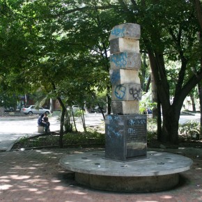 Francisco Narváez (1905 - 1982) | Estela de Seis Volúmenes o Monumento a Raul Leoni (1977) | Escultura en piedra (Piedra de Cumarebo) | Plaza pública, El Cafetal, Caracas