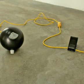 Parodia sobre escape | Bola mortífera | 2010 | Bola de bowling, motor 12v, contrapeso, pedal interruptor y cables | 45 cm x 30 cm x 30 cm
