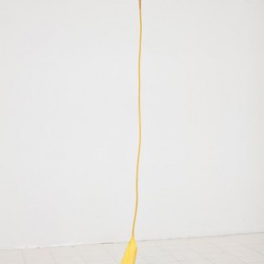 Bienestar ocupacional 2 | 2011 | Motor de bajo rpm, transformador AC, pelota de goma, cable y fieltro | 150 cm x 220 cm x 220 cm