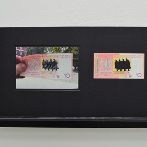 Calados capitales en lugares de paso| 10 Złoty . Serie # 3 Polonia | 2013 | Fotografía sobre papel de moneda y billetes (dinero) | 45 x 25 cm