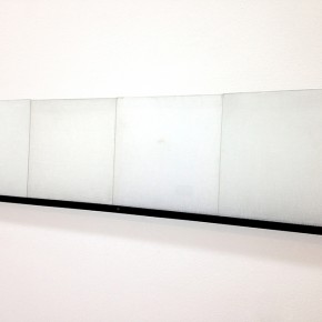 11. Sin título | 1976 | Instalación de cuatro vidrios con gasa transparente | 120 x 30 cm