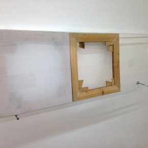 2. Sin título | 1978 | Caja de plexiglás y tela transparente, bastidor e hilo | 90 x 30 cm