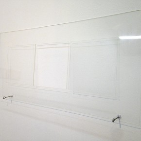 9. Sin título | 1975 | Signo grabado sobre plexiglás | 118 x 54 x 0,4 cm