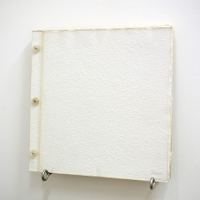 21. Sin título (libro) | 1976 | Hojas de papel de diferentes espesores, tapas y tornillos en acrílico transparente | 20 x 20 cm