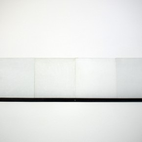 11. Sin título | 1976 | Instalación de cuatro vidrios con gasa transparente | 120 x 30 cm