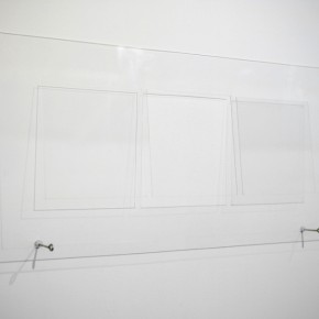 9. Sin título | 1975 | Signo grabado sobre plexiglás | 118 x 54 x 0,4 cm