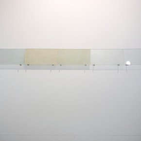 6. Sin título | 1977 | Lana de vidrio, cola de conejo, caseína y cola industrial sobre lámina de cristal | 200,5 x 20 cm
