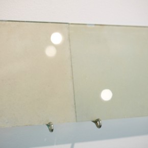6. Sin título (Detalle) | 1977 | Lana de vidrio, cola de conejo, caseína y cola industrial sobre lámina de cristal | 200,5 x 20 cm