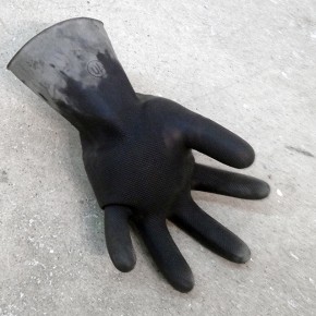 10. La mano hinchada | 2014 | Concreto en guante de látex | 12 x 18 x 28 cm