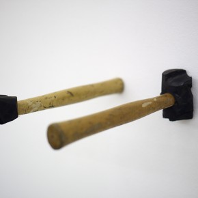 9. Masa sobrante | 2013 | Abrasión mecánica sobre martillos de goma, tornillos | 20 x 8 x 92 cm