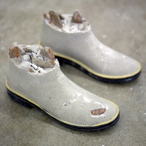 7. Producto | 2013 | Botas de caucho del artista, cemento, arena blanca, escombros de Al Borde | 19 x 26 x 33 cm
