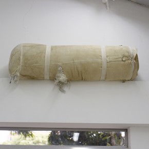 19. Ley de asunción | 2013 | Instalación: Saco de boxeo, correas, tornillos | 33 x107 x 33 cm