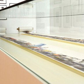 Suwon Lee| El Bulevar de Sabana Grande | 2007-2011 | Archival pigment print | 2 libros enrollables | 20 x 800 cm y 20 x 1000 cm | Fotografía: Carlos Varillas | Cortesía: Museo Amparo