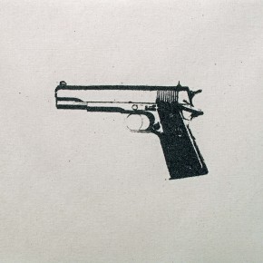Colt GM 1911 A1 | De la serie "Las armas no matan" | 2011-13 | Serigrafía con pólvora de armamento sobre lienzo, casquillos de 9mm y cartuchos de escopetas