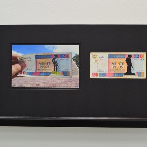 Vista en sala | 20 CUC. Serie Calados capitales en lugares de paso #1. Cuba | 2012-2013 | Fotografia sobre papel moneda y billetes (dinero) | 45 x 25 cm