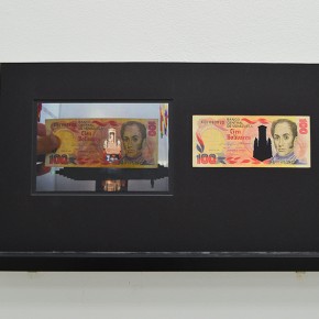 Vista en sala |100 Bs. Serie Calados capitales en lugares de paso #2. Venezuela | 2013 | Fotografia sobre papel moneda y billetes (dinero) | 45 x 25 cm