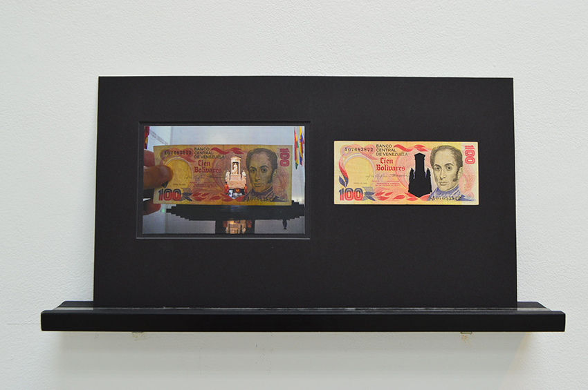 Vista en sala |100 Bs. Serie Calados capitales en lugares de paso #2. Venezuela | 2013 | Fotografia sobre papel moneda y billetes (dinero) | 45 x 25 cm