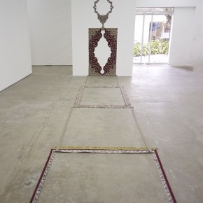 El origen de lo moderno | 2014 | Escultura (Alfombra seccionada) | Pared 370 cm / Piso 680 cm